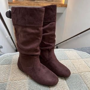 🌸NEW Journee Collection Women's  Wide-Calf Buckle Slouch Boots Dark Brown